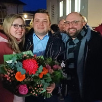 Bürgermeister Andreas Robisch mit Frau Kristin und den SPD Kreisvorsitzenden Sebastian Müller.