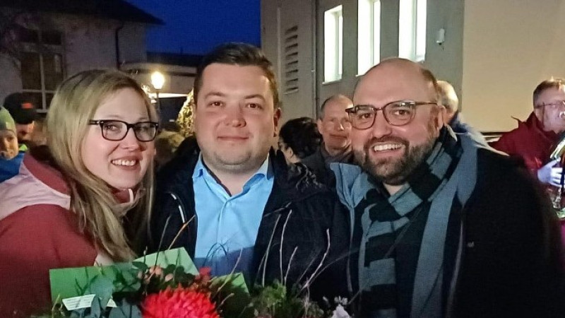 Bürgermeister Andreas Robisch mit Frau Kristin und den SPD Kreisvorsitzenden Sebastian Müller.